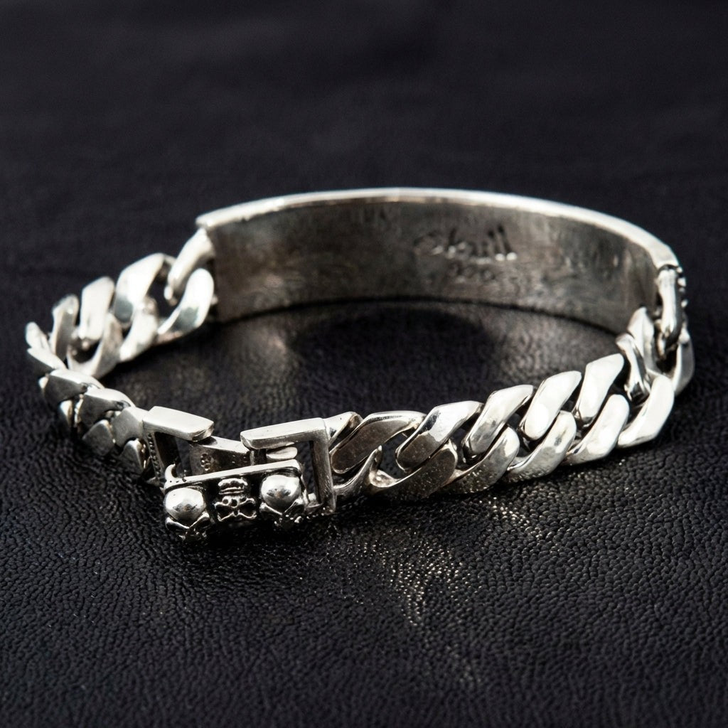 สร้อยข้อมือแผ่นกะโหลกเงินแท้ 925 โซ่คิวบัน ภาพด้านหลังสร้อยข้อมือ