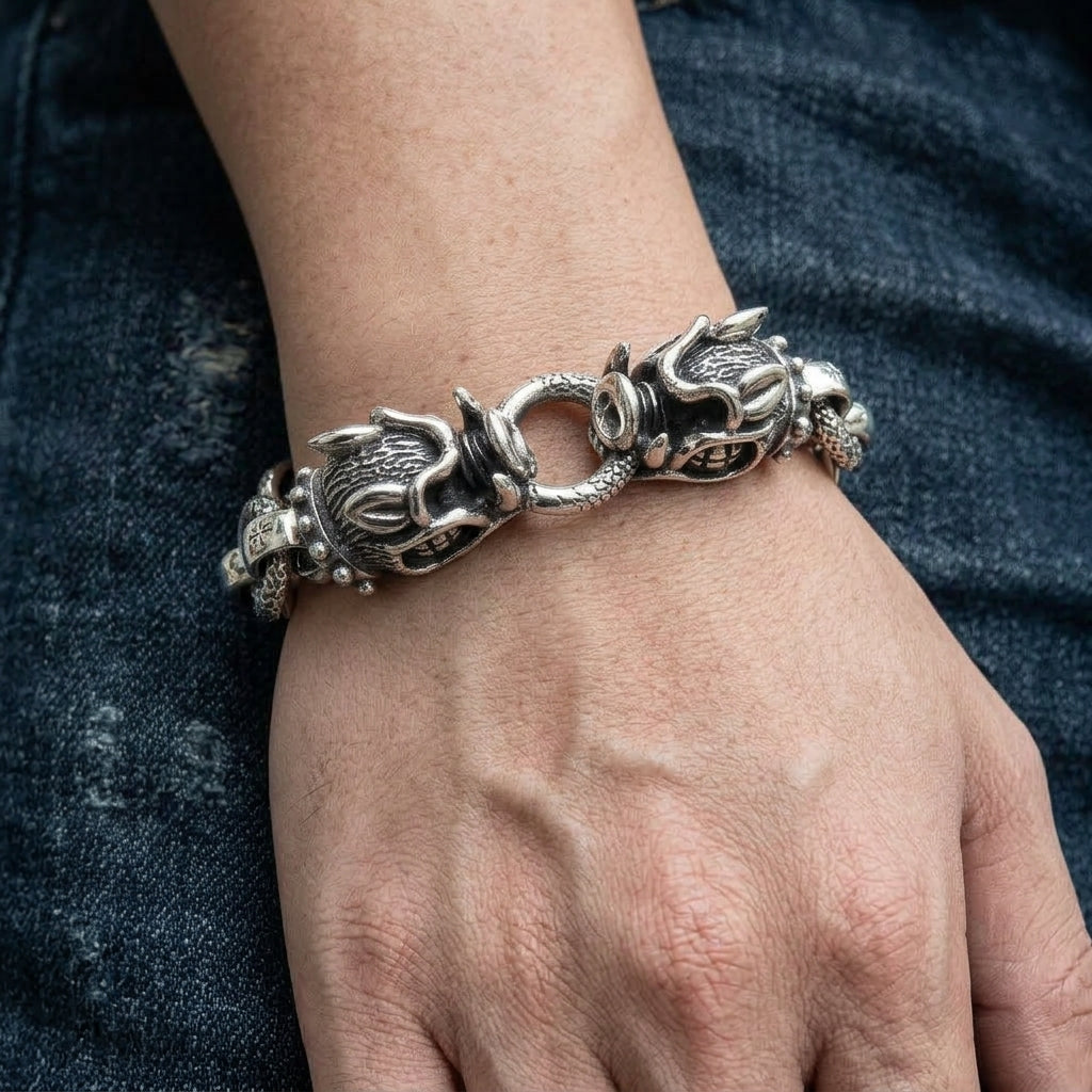 สร้อยข้อมือหัวหมูป่าเงินแท้ 925 ภาพสวมบนข้อมือ