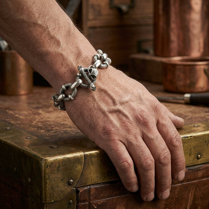 สร้อยข้อมือข้อโซ่ตัวล็อกกะโหลกเงินแท้ 925 ภาพสวมบนข้อมือ