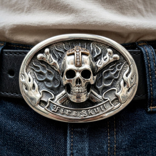 หัวเข็มขัดกะโหลกกางเขน Fire Skull เงินแท้ 925 ภาพคล้องหรือสวมกับเสื้อผ้า
