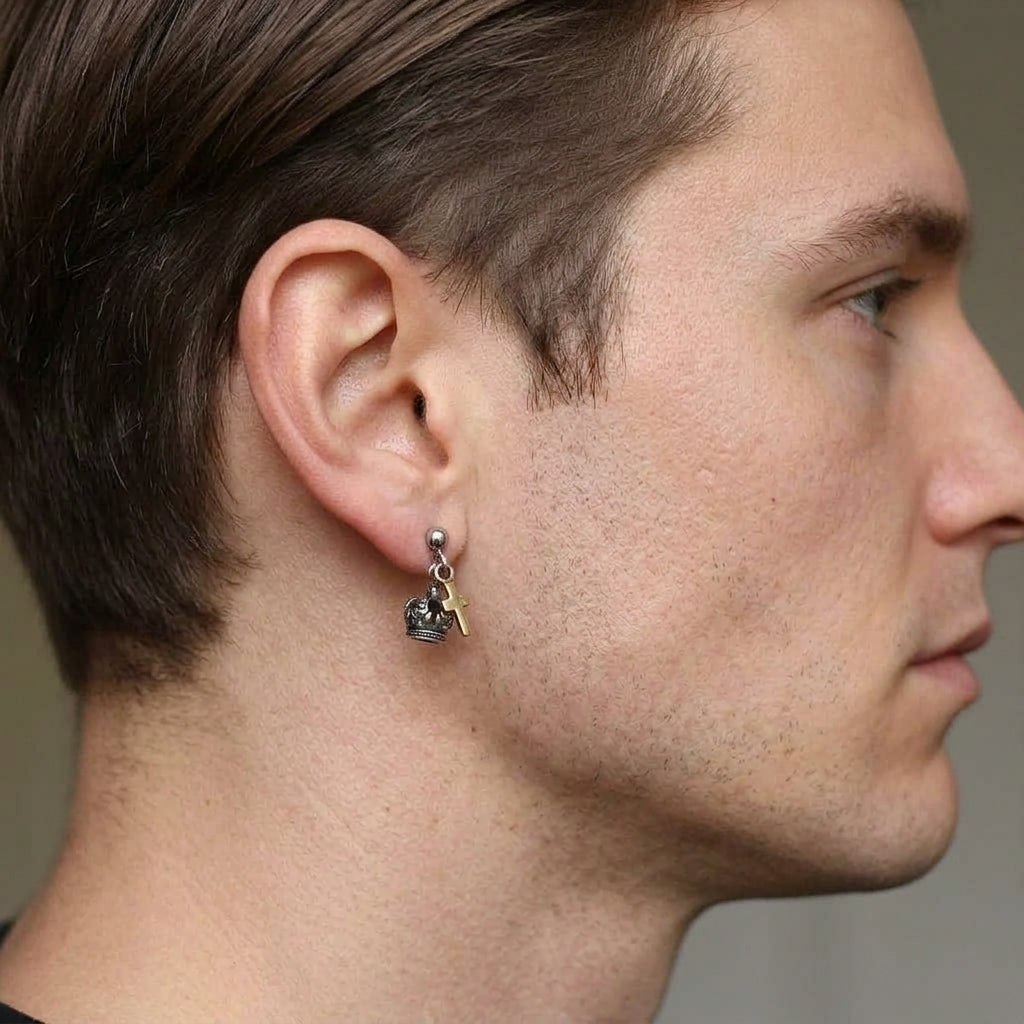 ต่างหูมงกุฎเงินแท้กับกางเขนชุบทอง 14K ภาพสวมบนหู