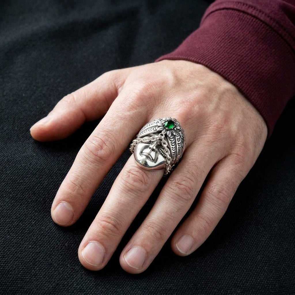 แหวนใบหน้าลายชนเผ่าเงินแท้ 925 CZ เขียว — สวมบนนิ้ว เห็นใบหน้าและพลอยสีเขียว