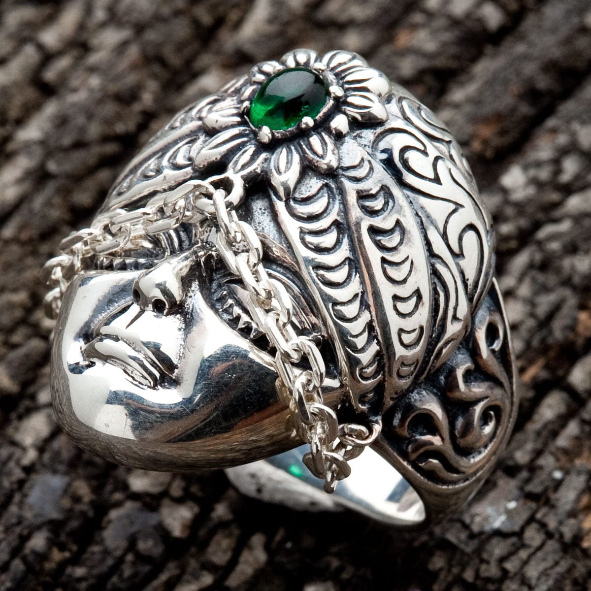 แหวนใบหน้าลายชนเผ่าเงินแท้ 925 CZ เขียว — มุมเฉียงอีกด้าน เห็นลายผ้าโพกศีรษะ