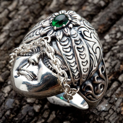 แหวนใบหน้าลายชนเผ่าเงินแท้ 925 CZ เขียว — มุมเฉียงอีกด้าน เห็นลายผ้าโพกศีรษะ