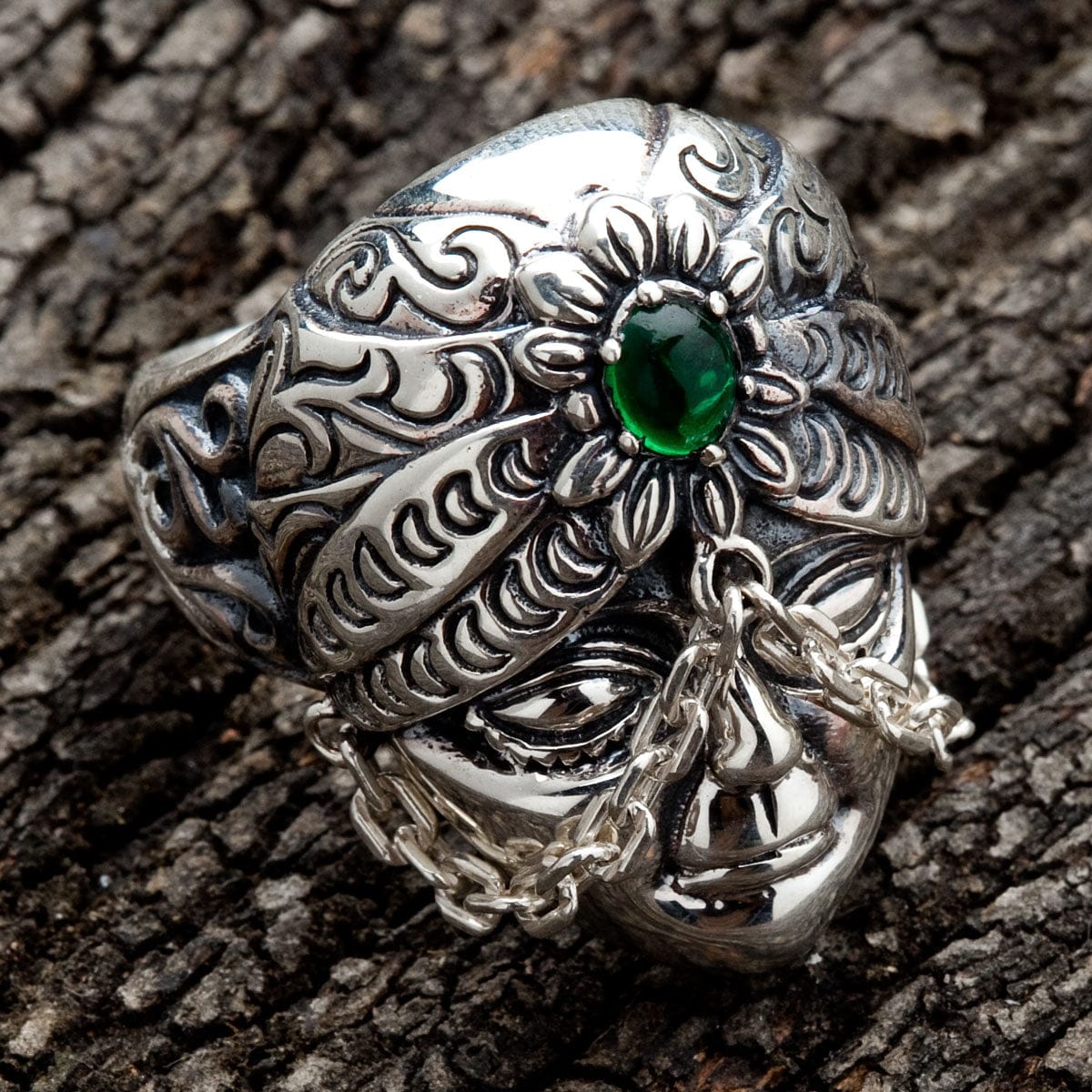 แหวนใบหน้าลายชนเผ่าเงินแท้ 925 CZ เขียว — มุมสูง เห็นพลอยเขียวและลายบนตัวเรือน