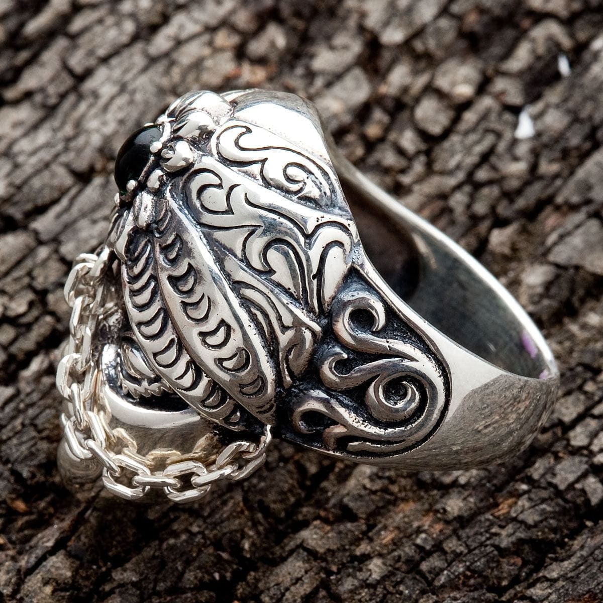 แหวนใบหน้าลายชนเผ่าเงินแท้ 925 CZ เขียว — อีกด้านของบ่าฉลุลายโค้ง