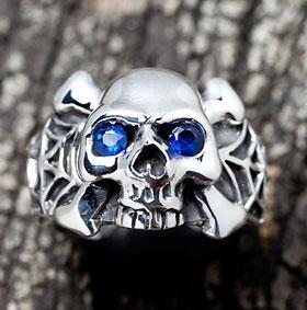 แหวนเงินแท้ ดีไซน์กะโหลกใยแมงมุม ตาแซฟไฟร์