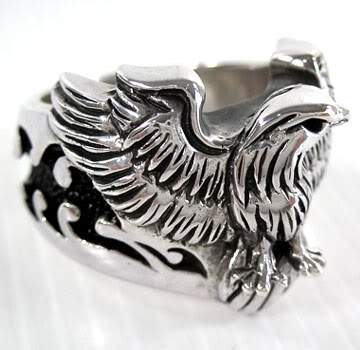 แหวนเงินแท้ นกอินทรีฉลุหนังปลากระเบนดำ