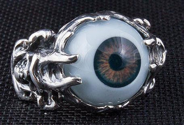 แหวนเงินแท้ดีไซน์ลูกตาสีน้ำตาลในอุ้งมือ