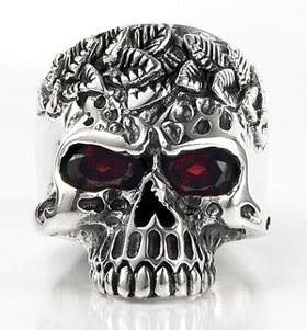 แหวนเงินแท้หัวกะโหลกคนป่า ฝังพลอยแดง