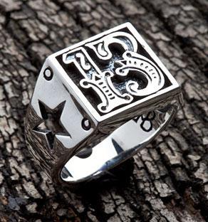 แหวนเงินแท้กรอบเหลี่ยมแกะเลข 13 ฉลุรูปดาวด้านข้าง