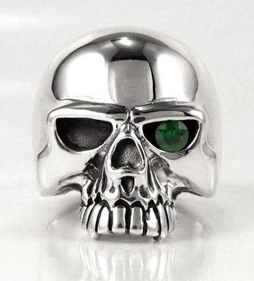 แหวนเงินหัวกะโหลกเกลี้ยงตาเขียวมรกต