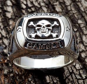 แหวนเงินหัวกะโหลกเลข 13 โพแดง