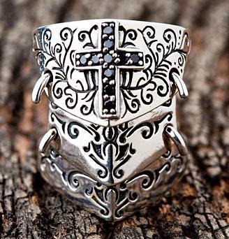 แหวนเงินโล่ห์อัศวินกางเขนฝังพลอยดำ