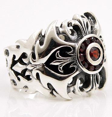 แหวนเงินพลอยแดงแกะลายสไตล์แทททู