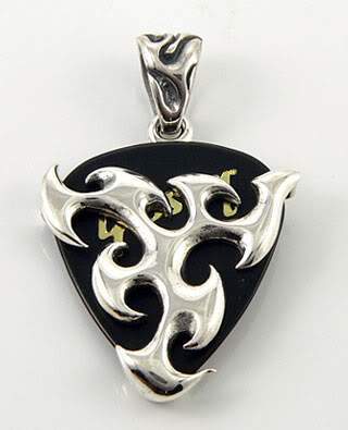 จี้เงินแท้ ดีไซน์ที่ใส่ปิ๊กกีตาร์ ฉลุลาย รหัส 1213