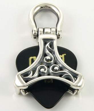 จี้เงินแท้ดีไซน์ที่ใส่ปิ๊กกีตาร์ฉลุลาย