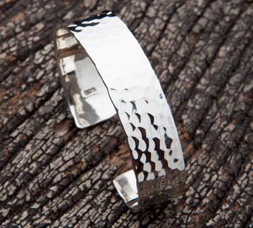 กำไลสร้อยข้อมือเงินแท้ สลักลาย dot คลาสสิค