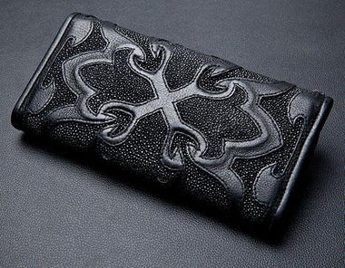 กระเป๋าหนังปลากระเบนดำสามพับฉลุลายสักกางเขน