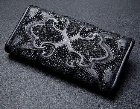 กระเป๋าหนังปลากระเบนดำสามพับฉลุลายสักกางเขน