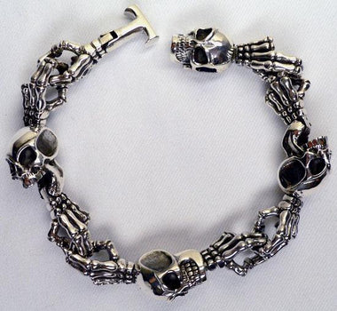 สร้อยข้อมือเงินแท้ ดีไซน์หัวกะโหลกมือจับ รหัส 1154